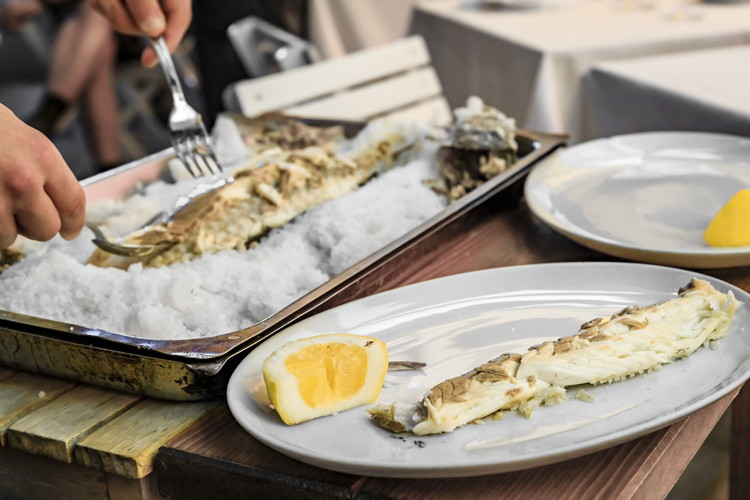 Image of Avec une spatule et un couteau à pain, délicatement lever le filet et servir sur une assiette. 