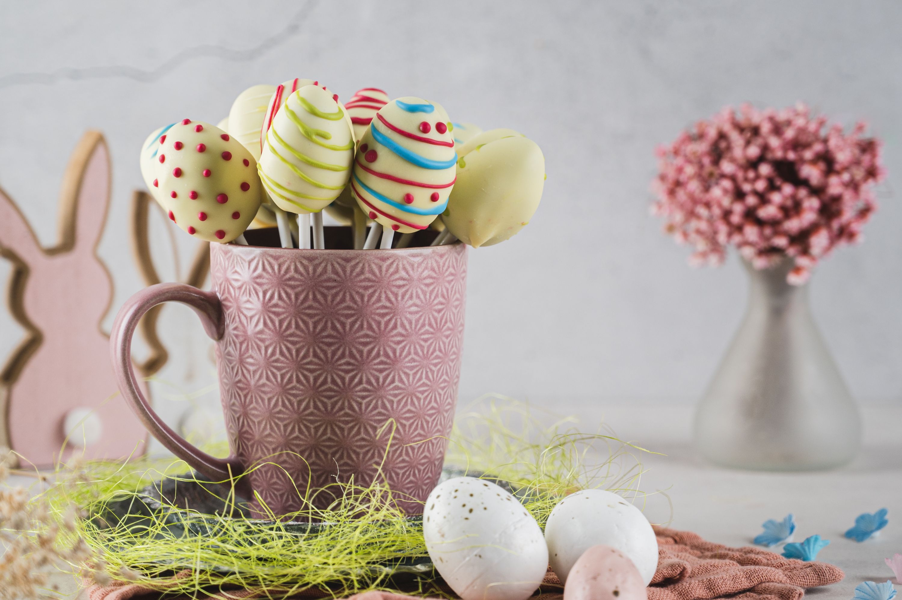 Oster-Cakepops mit buntem Bio Cake Drip und weißer Kuvertüre