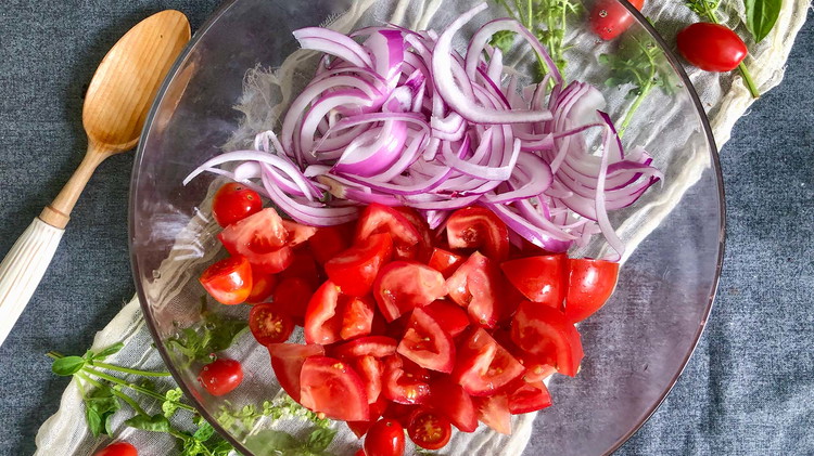 Image of Prepare onions and tomatoes. Thinly slice red onions and chop tomatoes into the desired size. Try using different tomatoes (depending on whatever is in the garden).