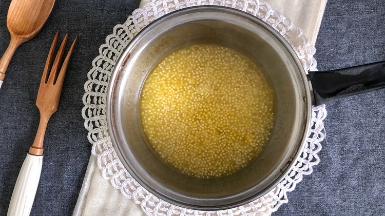Image of In a small saucepan, bring 3 cups of water to a boil. Then add gelatin, vanilla pudding, and tapioca. Bring to a boil again and cook for 1-2 minutes. Remove from heat and let cool (15-30 minutes).