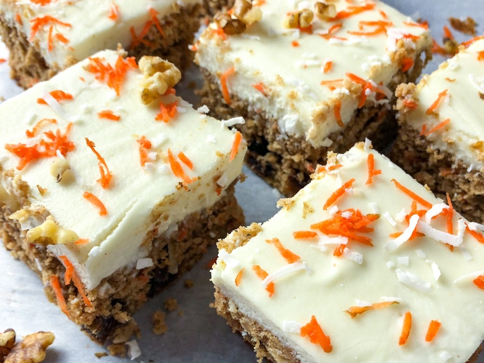 https://images.getrecipekit.com/20230309072228-carrotcakeproteinslices5.jpg?aspect_ratio=4%3A3&quality=90