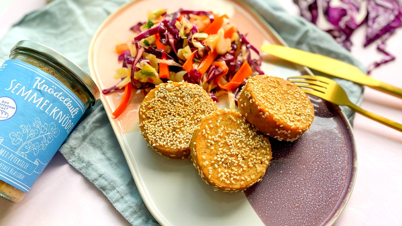Image of Sesam-Knödelscheiben mit asiatischem Krautsalat