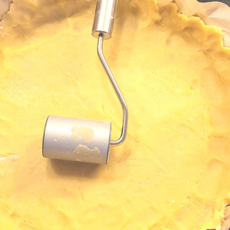 Image of Den Kuchenteig auf dem Blech auswallen. Nimmst du hausgemachten Teig kannst du den am einfachsten erst mit der Handballe und zum glattstreichen mit einem Teigroller bearbeiten. Den gekauften Kuchenteig einfach auf das Blech legen