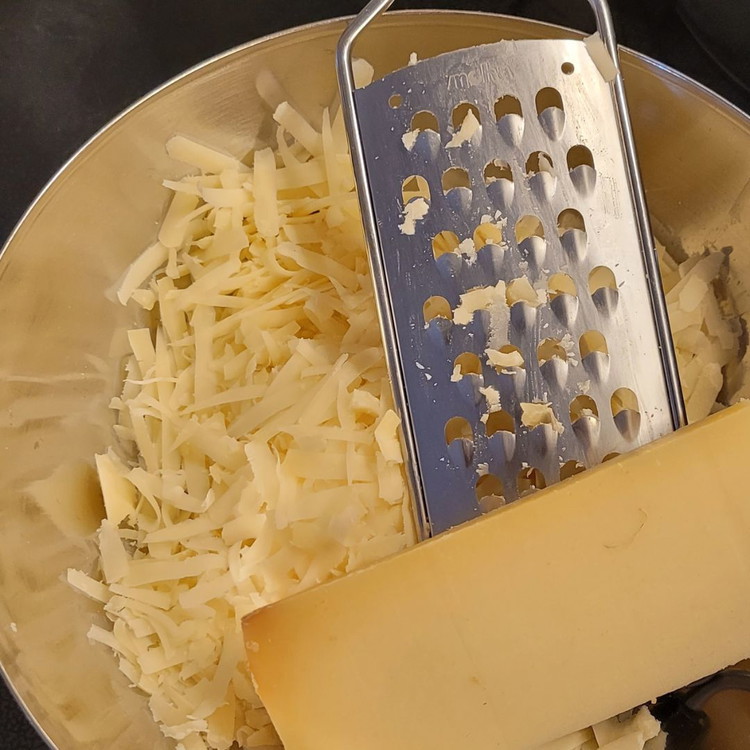 Image of Den Gruyère mit der Röstiraffel reiben und auf dem Teig verteilen
