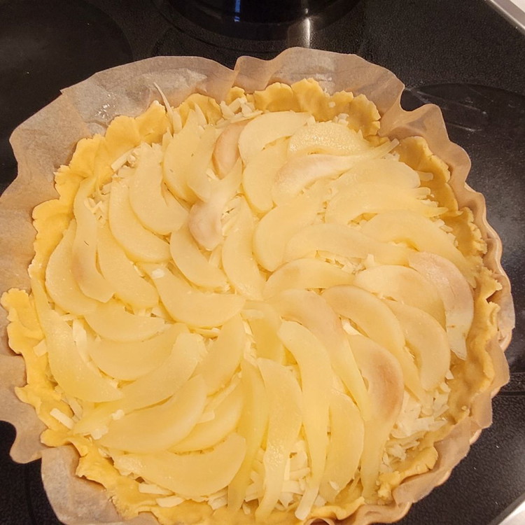 Image of Die pochierten Birnenspalten auf dem Käse auslegen