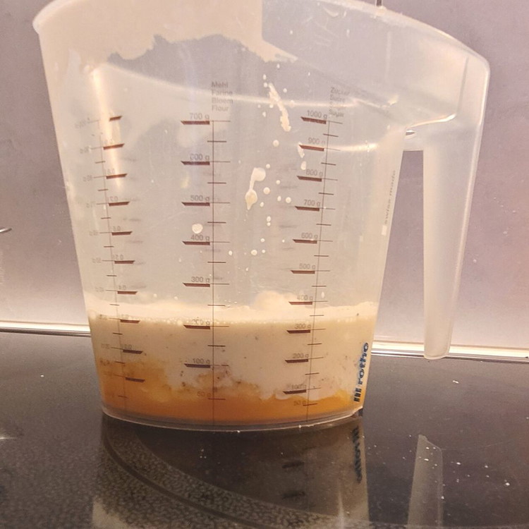 Image of 300 ml Guss. Aus Eigelb, Milch, Rahm, Mehl, Knoblauch, Weisswein und den Gewürzen den Guss herstellen. Zuerst gibst du die Eigelb und das Mehl das Gefäss. Dann die Gewürze und einen Schluck Weisswein. Jetzt füllst du den Messbecher mit Milch...