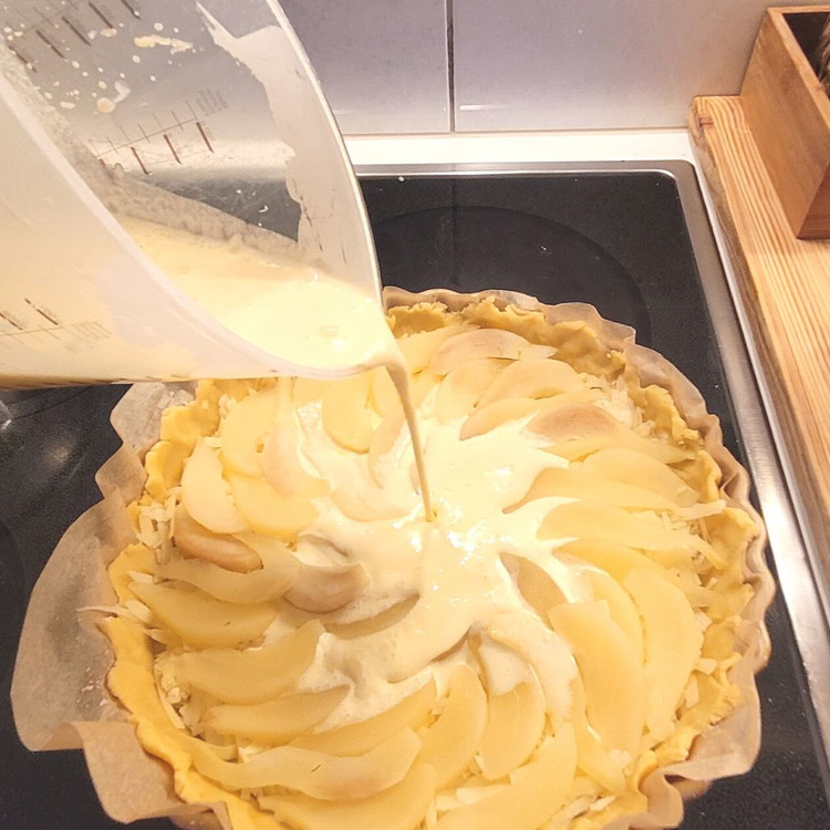 Image of Den Guss auf die Tarte giessen