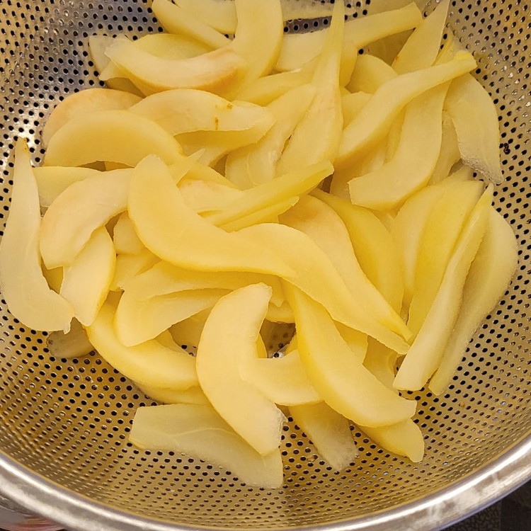 Image of Die geschälten, in Spalten geschnittenen Birnen in ganz wenig Wasser und 1 TL Honig kurz pochieren. In einem Sieb gut abtropfen lassen