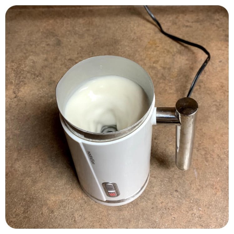 https://images.getrecipekit.com/20230315163544-honey-oatmilk-latte-2.jpg?width=750