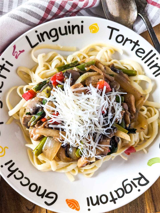 Image of Pasta Sauce with Chicken, Mushrooms and Asparagus