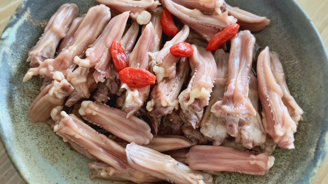 Image of Drunken Duck Tongue (Duck Tongue in Wine Sauce)(醉鴨舌）