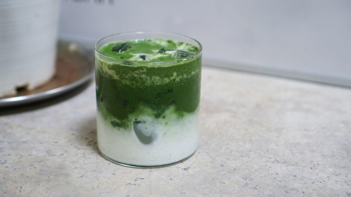 Latte al matcha freddo: la bevanda estiva perfetta