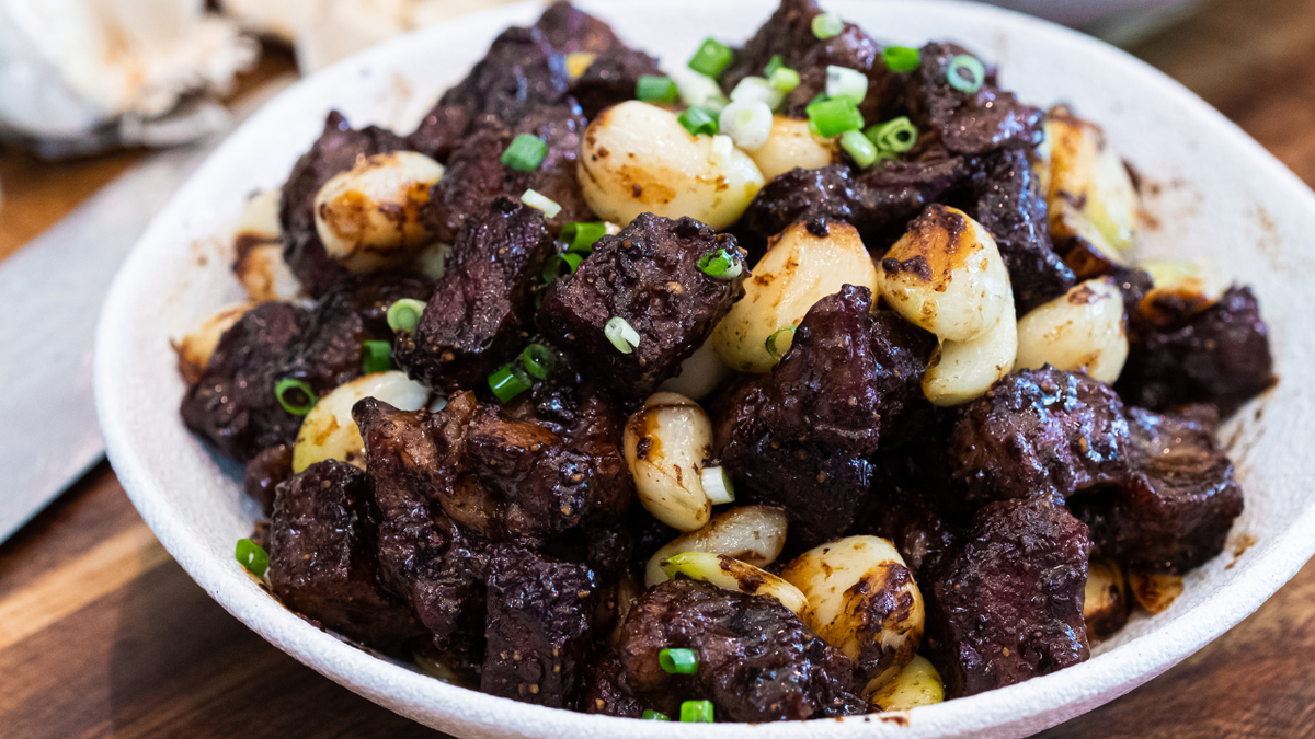 Garlic Steak in Black Pepper Sauce (蒜子牛肉粒)