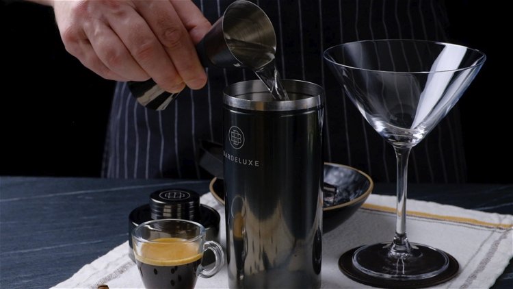 Image of Der Shaker wird mit Wodka, Kaffeelikör, Espresso und den Eiswürfeln...