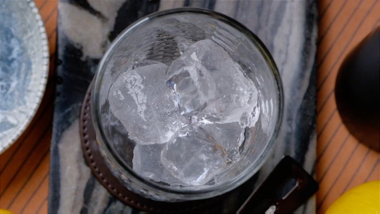 Image of Danach wird der Drink in ein mit Eiswürfeln gefülltes Glas...