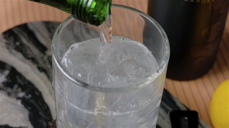 Image of Das Glas wird mit dem Sodawasser aufgefüllt und verrührt.