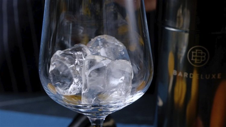 Image of Zuerst wird das Glas mit den Eiswürfeln gefüllt.