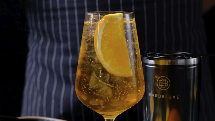 Image of Das Glas wird mit der Orangenscheibe garniert.