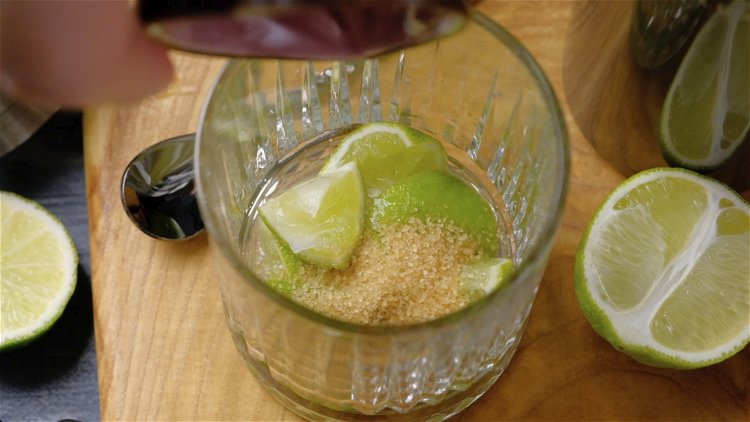 Image of Danach wird der Zucker hinzugegeben und das Glas bis zum...