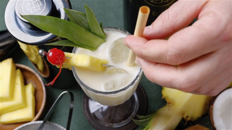 Image of Abschließend wird das Glas mit der Ananasscheibe und der Cocktailkirsche...