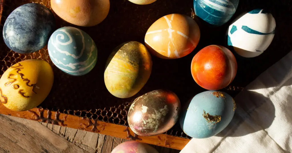How to Naturally Dye Easter Eggs