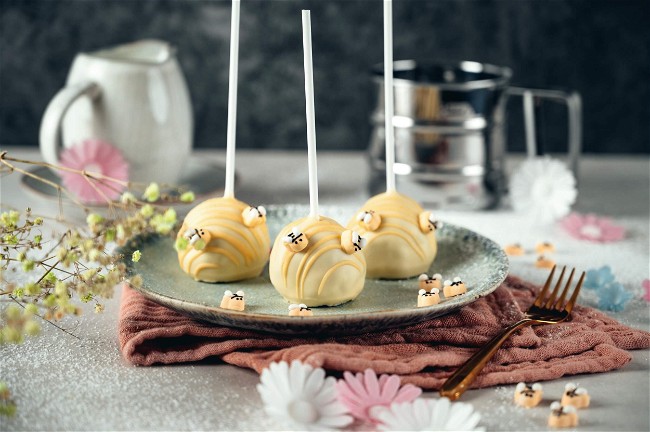 Image of Cake Pops mit Bienen