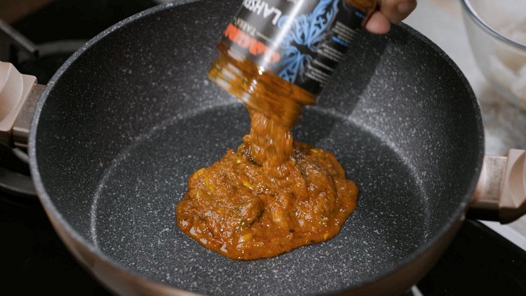 Image of Add the sauce to a pan