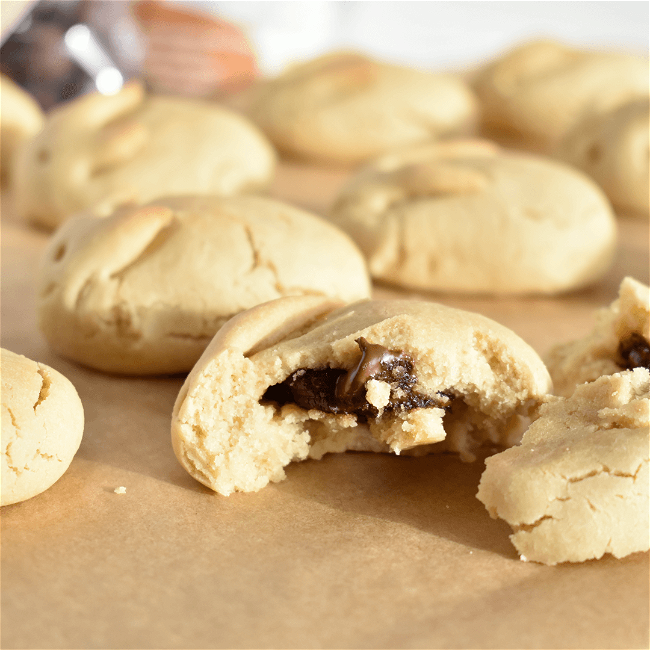 Image of Deliciosos biscoitos com recheio de chocolate sem os 14 alergénios