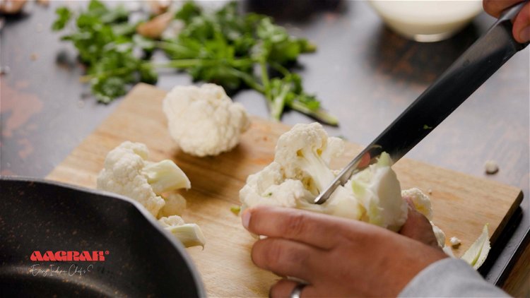Image of Cut the cauliflower into florets