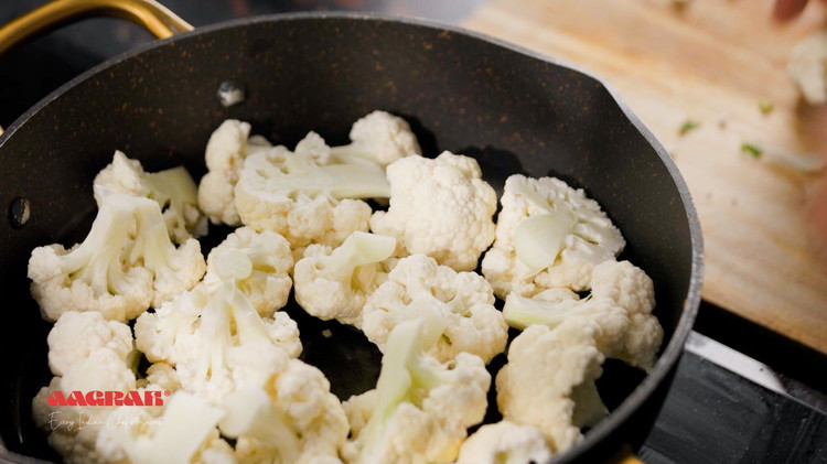 Image of Add the cauliflower and allow to cook for approx. 5-7 minutes