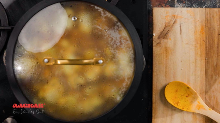 Image of Add the lid and cook for approx 4-5 mins on medium heat