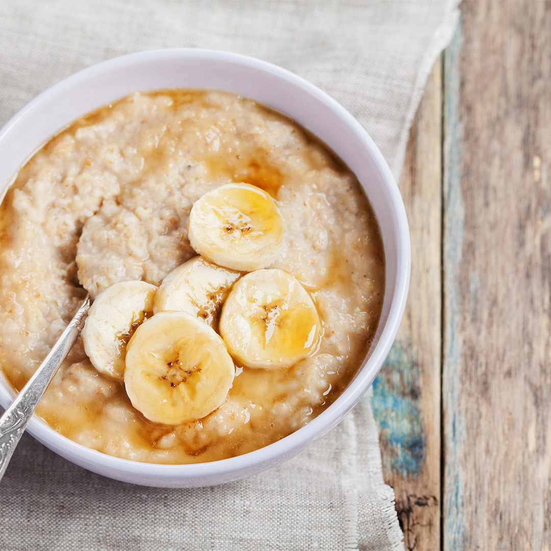 Avena con plátano y azúcar morena en un tazón.