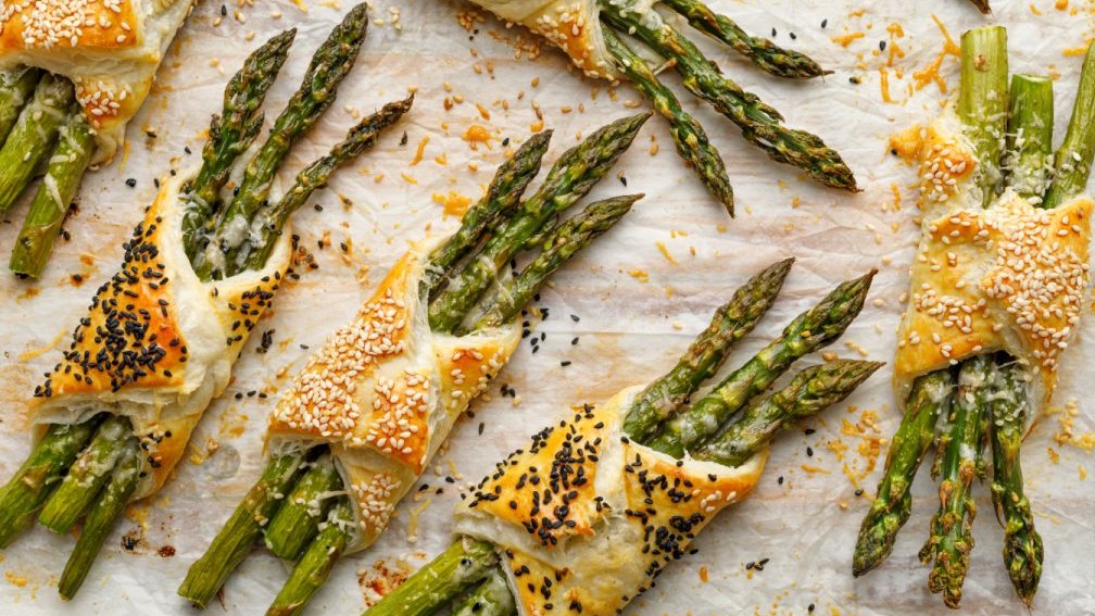 Image of Delicious asparagus pockets with honey