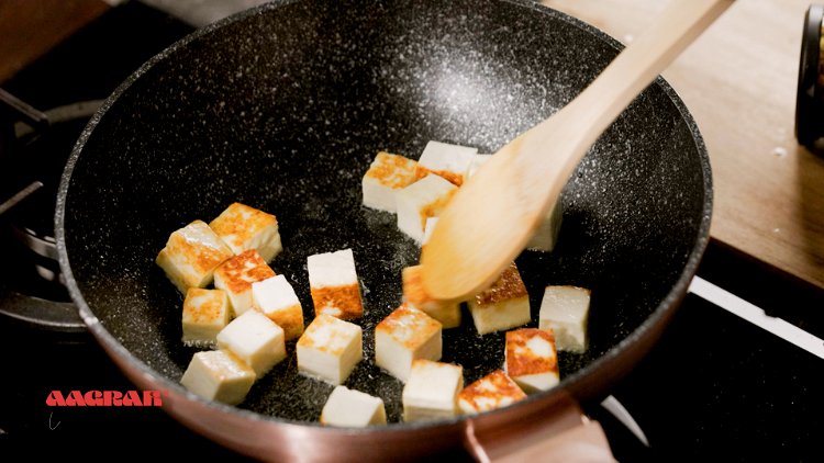 Image of Add the paneer and fry until golden brown