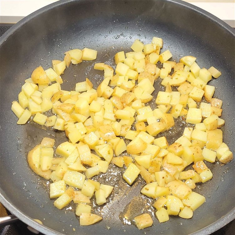 Image of Die Kartoffelwürfel in 1 EL Butter anbraten
