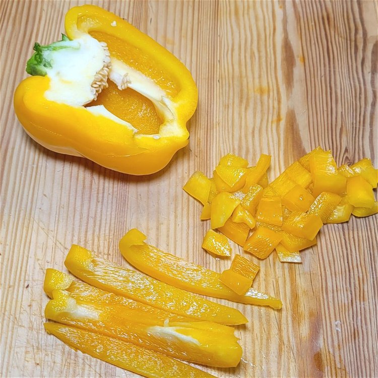 Image of Die gelbe Peperoni ebenfalls würfeln und zu den Kartoffeln in...