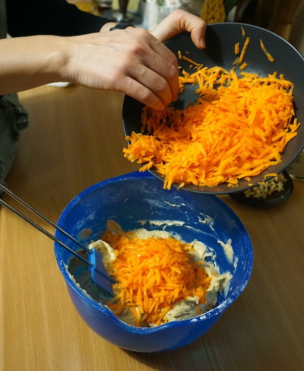 Image of Nun die geraspelten Karotten, etwas Zitronenabrieb und die Walnüsse unterrühren.