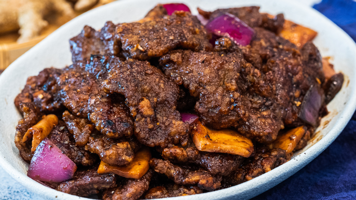 Stir Fry Beef with Mushroom in Black Pepper Sauce