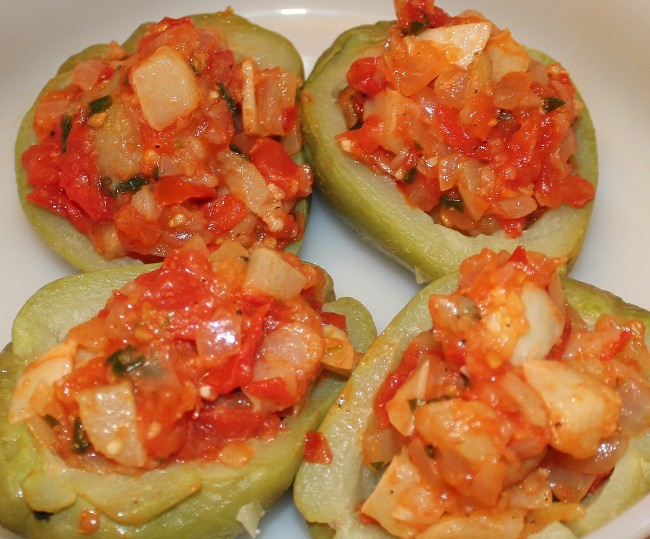 Image of Chayotes rellenos de verduras (stuffed chayote squash with vegetables)