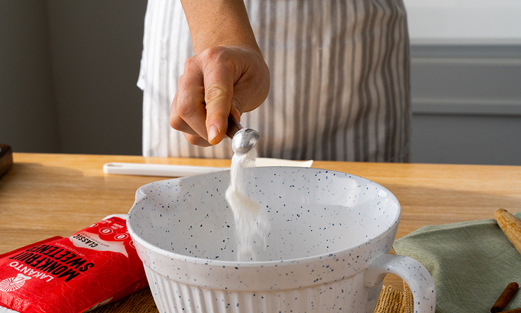 Image of In a medium bowl, combine the almond flour, coconut flour, xanthan gum, and salt.  Whisk together and set aside.