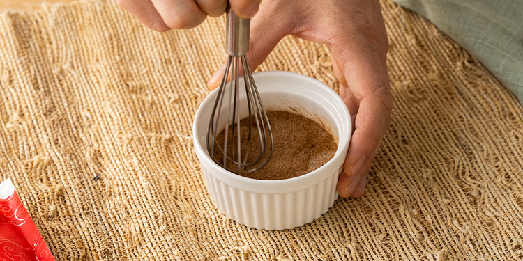 Image of In a small bowl, mix the cinnamon and Lakanto Golden Sweetener. 