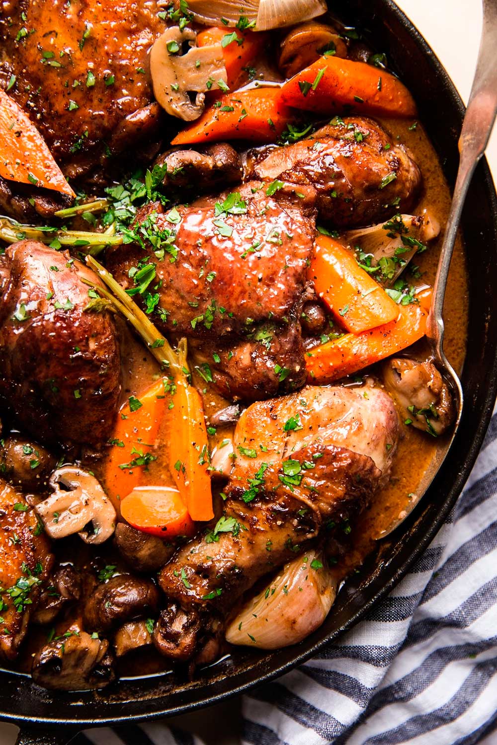 Frango com vinho (receita tradicional de Coq au vin)