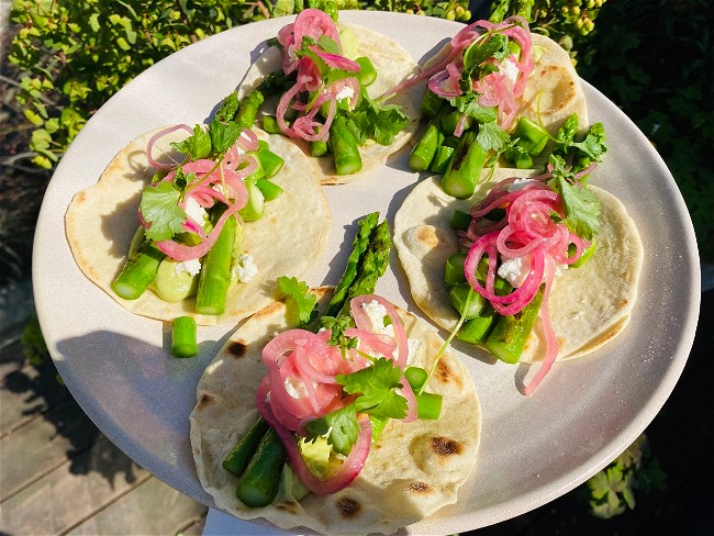 Image of Tacos med Grønne Asparges, spicy avocadocreme og queso fresco