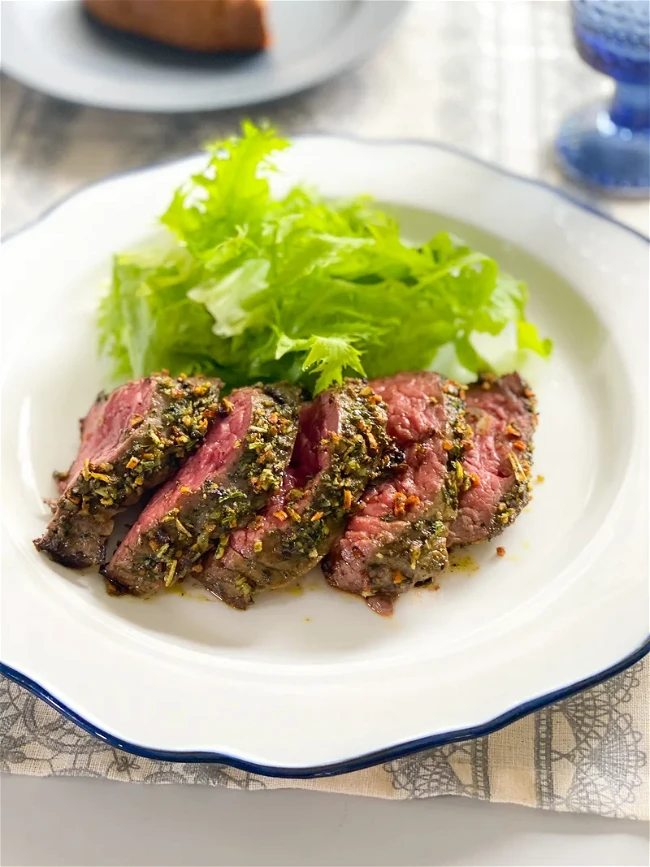 Image of 乾燥野菜の香草パン粉焼き風 牛ヒレのステーキ
