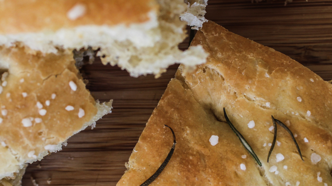 Tranches de focaccia avec des herbes de Provence et du sel marin