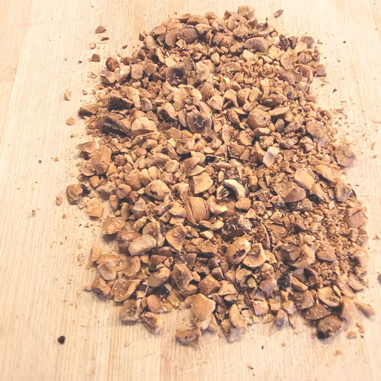 Image of Die geschälten Haselnüsse klein schneiden, beiseite stellen
