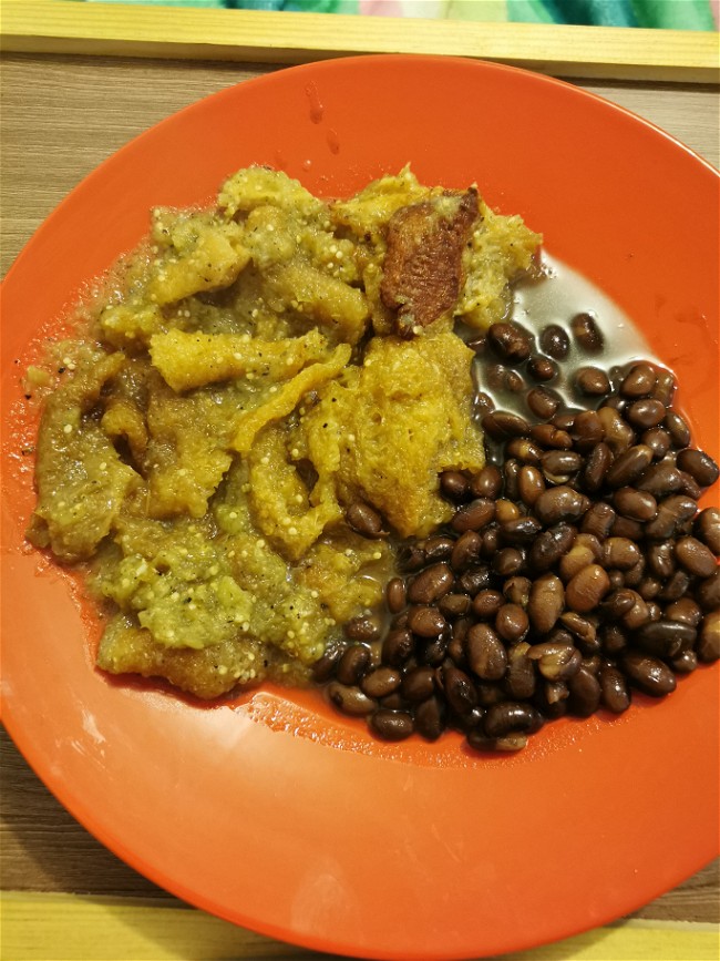 Image of Chicharrón en salsa verde (pork cracklings simmered in green salsa)