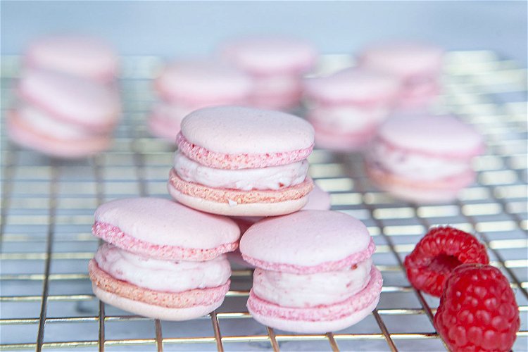 French Raspberry Macarons – Mon Dessert