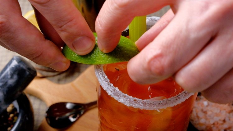 Image of Zum Schluss wird das Glas mit einer Scheibe Limette garniert.