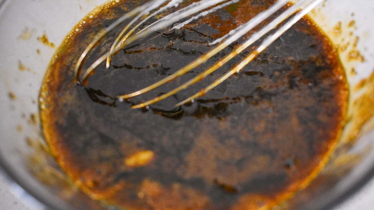 Image of In another bowl, combine molasses and sugar. Add egg and beat well.